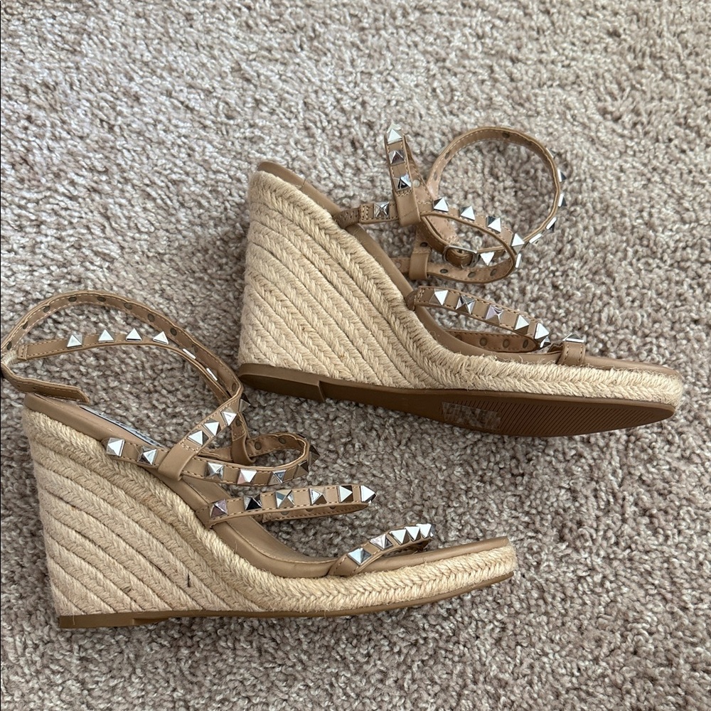 Steve Madden Beige Studded Sandals 9 - Picture 2 of 4